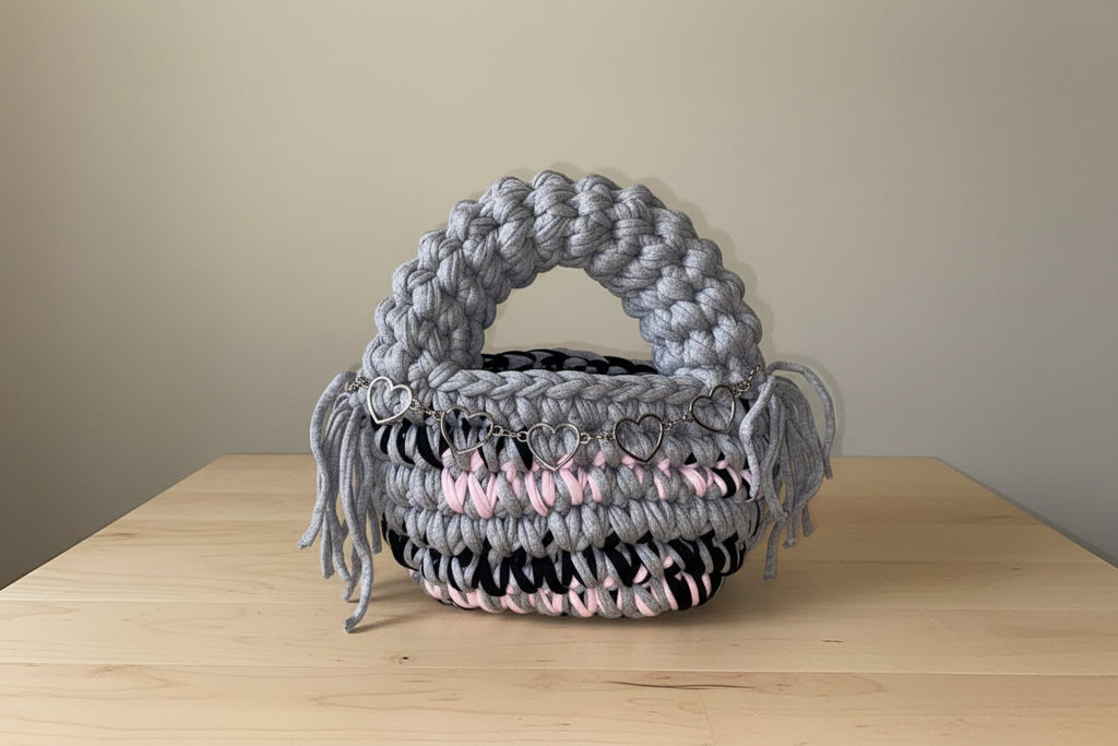 Sac crochet gris – touches rose & noir