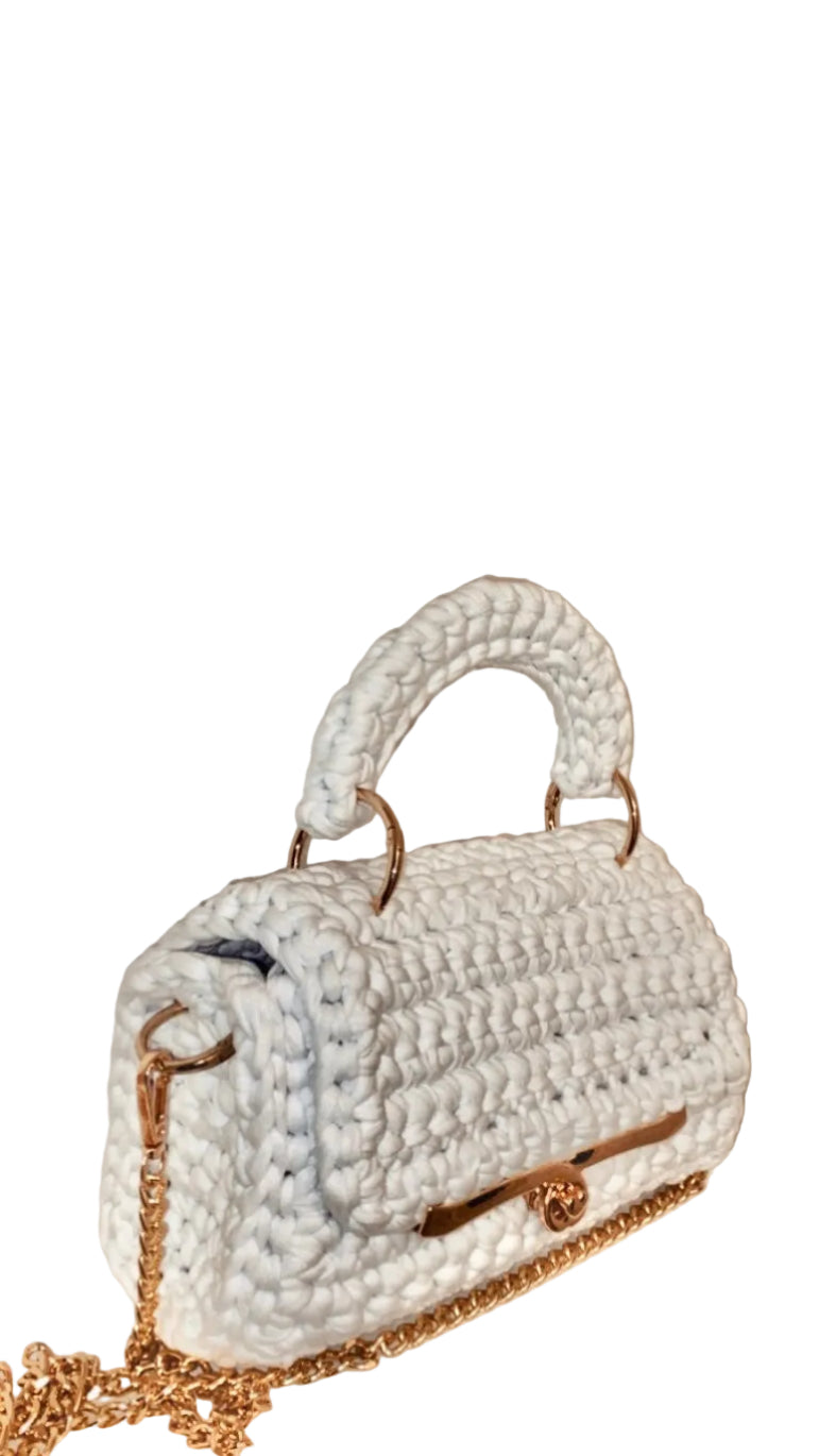 Sac en crochet blanc avec chaîne dorée