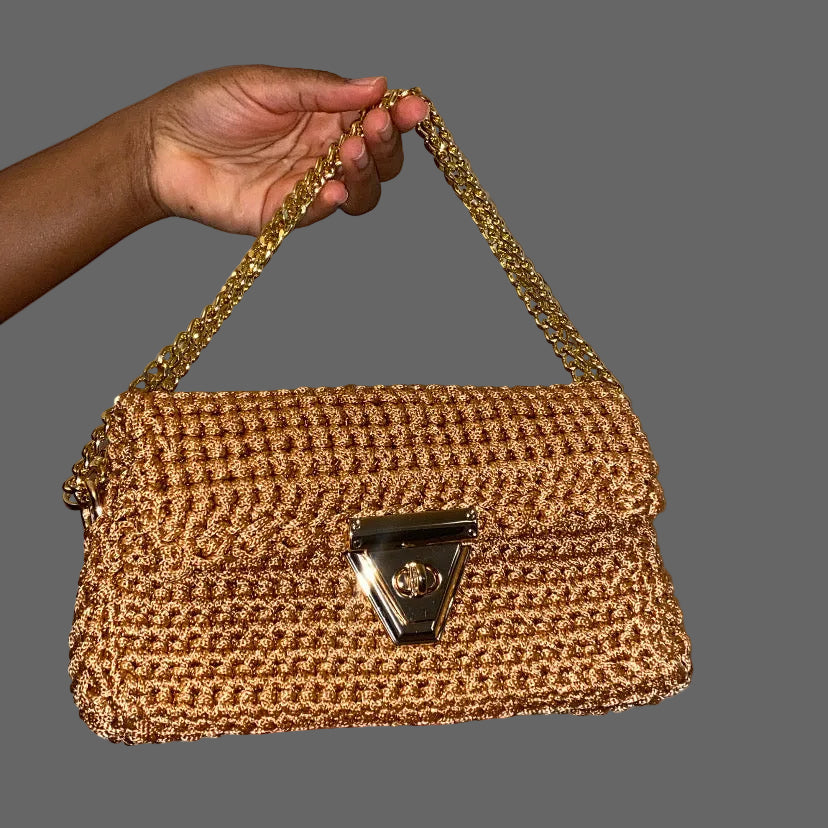 Sac en crochet avec chaîne dorée