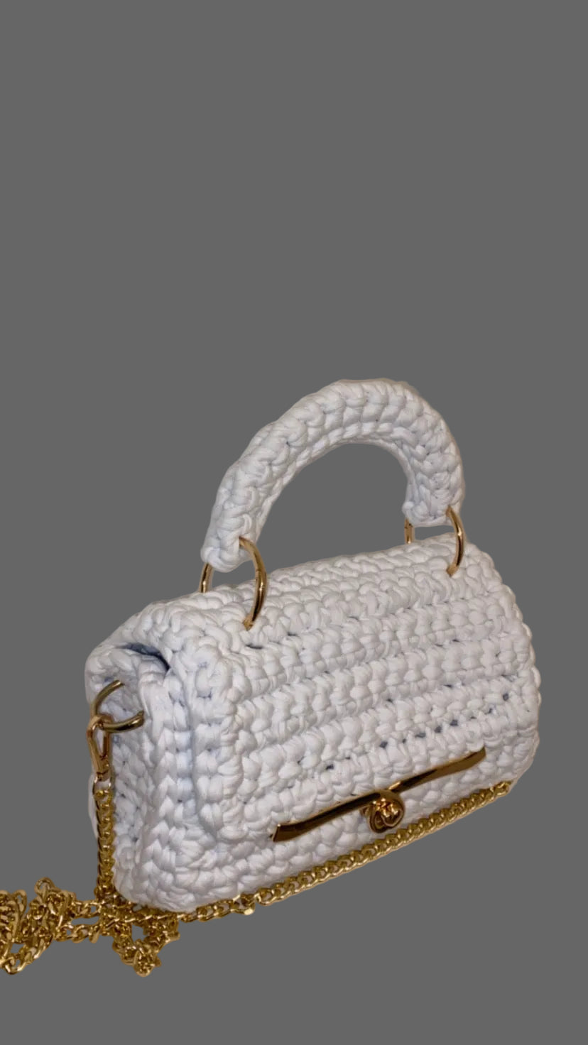 Sac en crochet blanc avec chaîne dorée