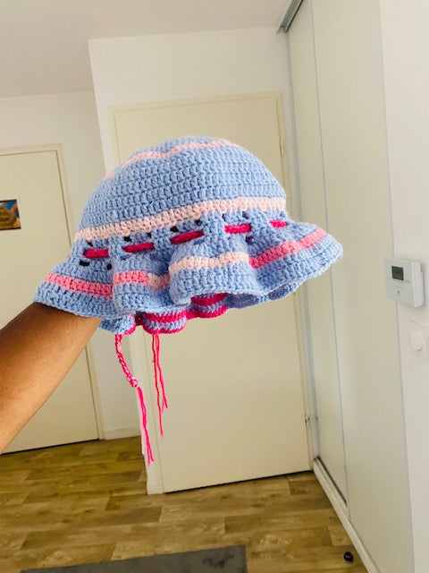 Bonnet en crochet bleu ciel et rose