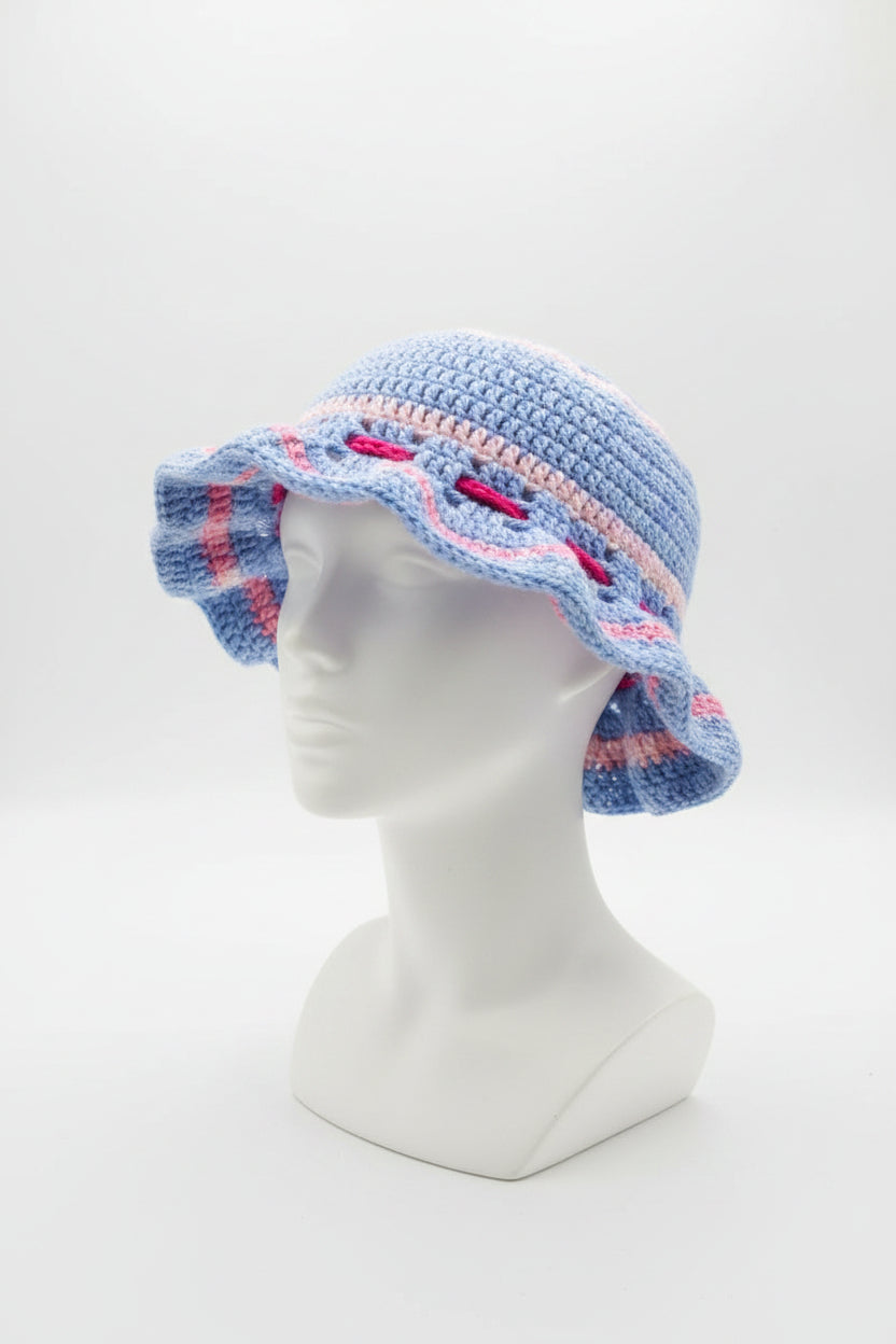 Bonnet en crochet bleu ciel et rose
