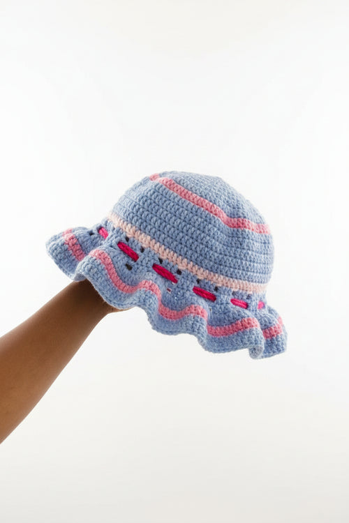 Bonnet en crochet bleu ciel et rose