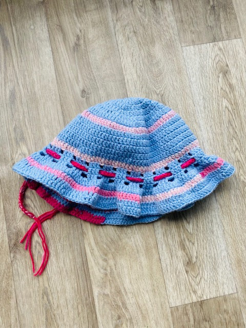Bonnet en crochet bleu ciel et rose